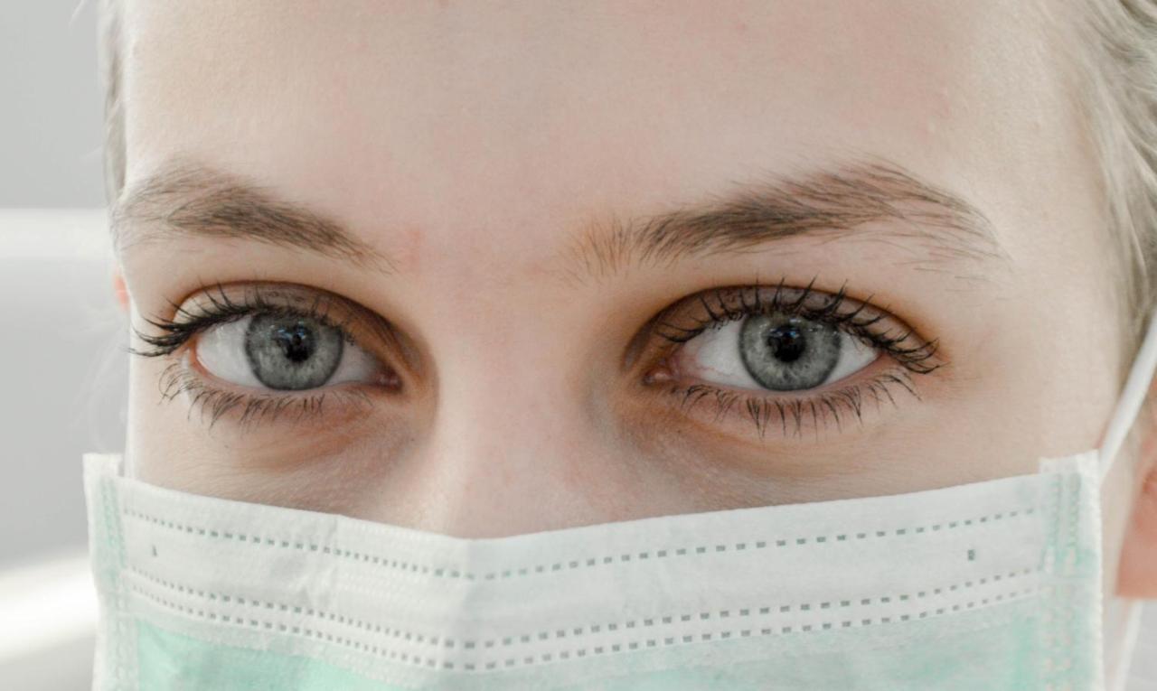 Novotel Chennai Sipcot Ngoại thất bức ảnh A doctor wearing a surgical mask