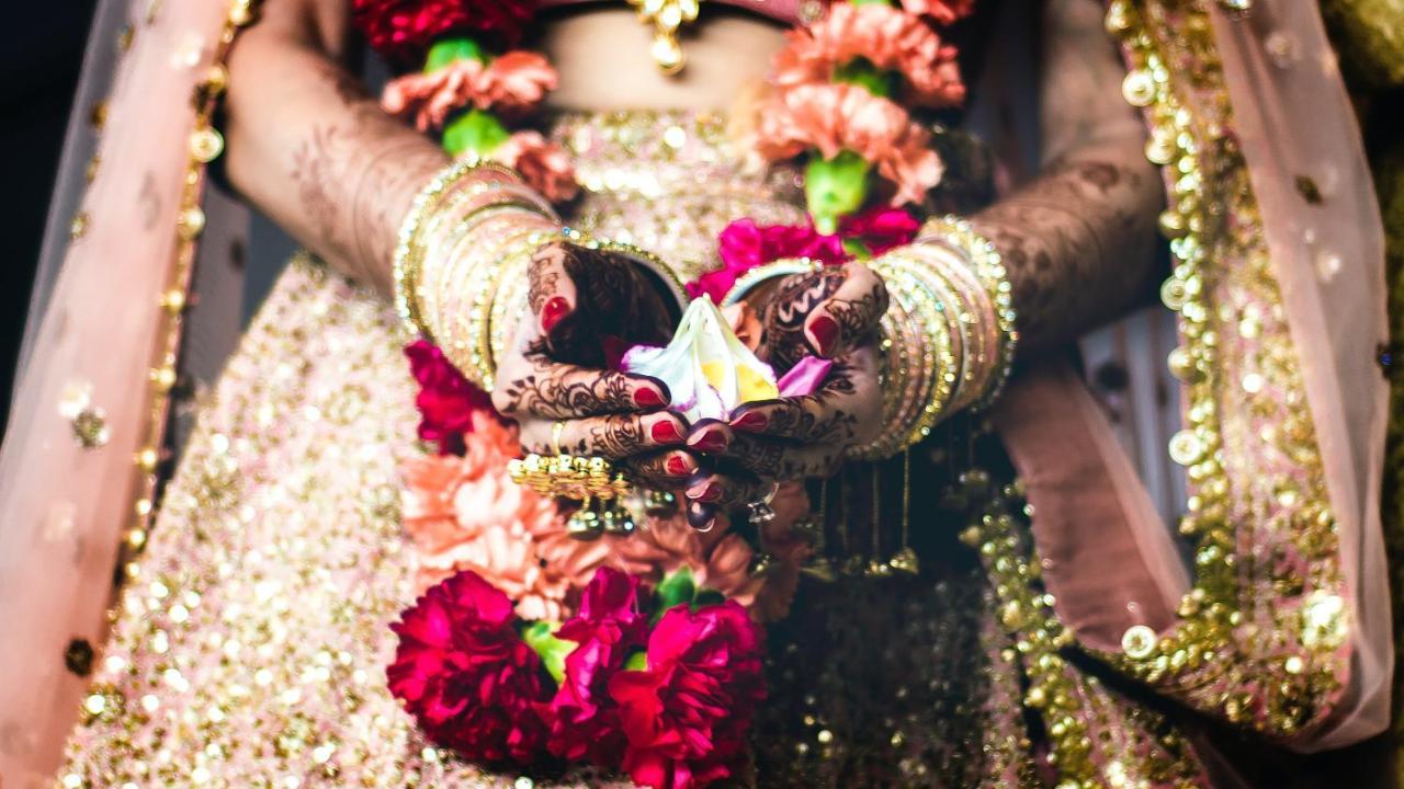 Novotel Chennai Sipcot Ngoại thất bức ảnh Bride holding a pot of haldi
