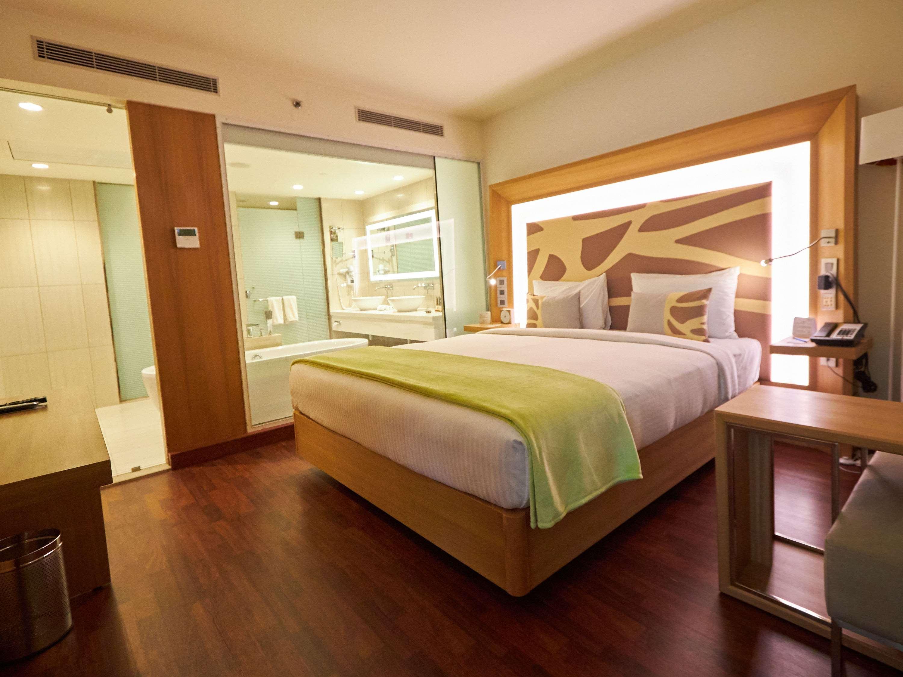 Novotel Chennai Sipcot Ngoại thất bức ảnh A room at the Park Inn