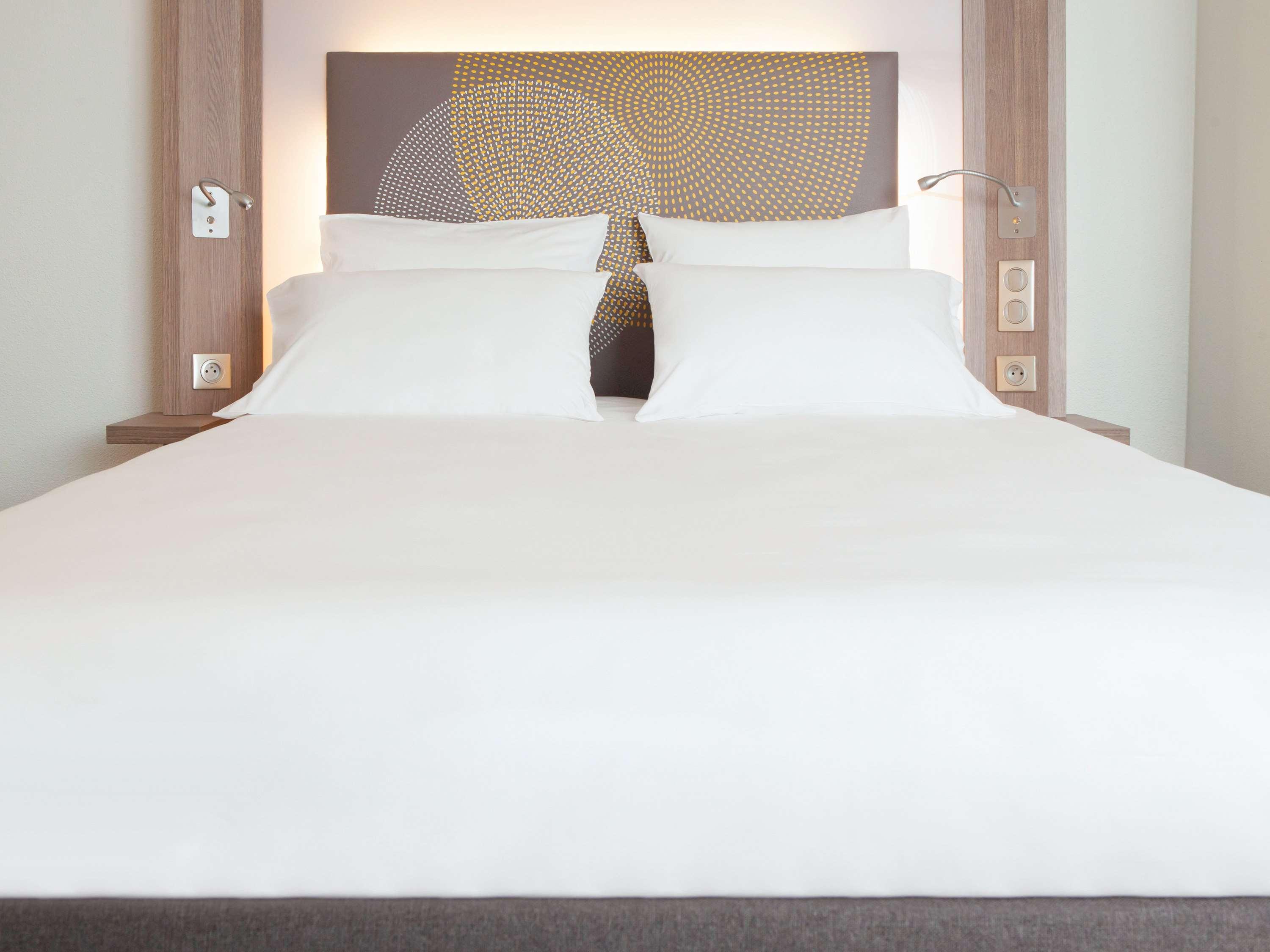 Novotel Chennai Sipcot Ngoại thất bức ảnh A bed with a duvet