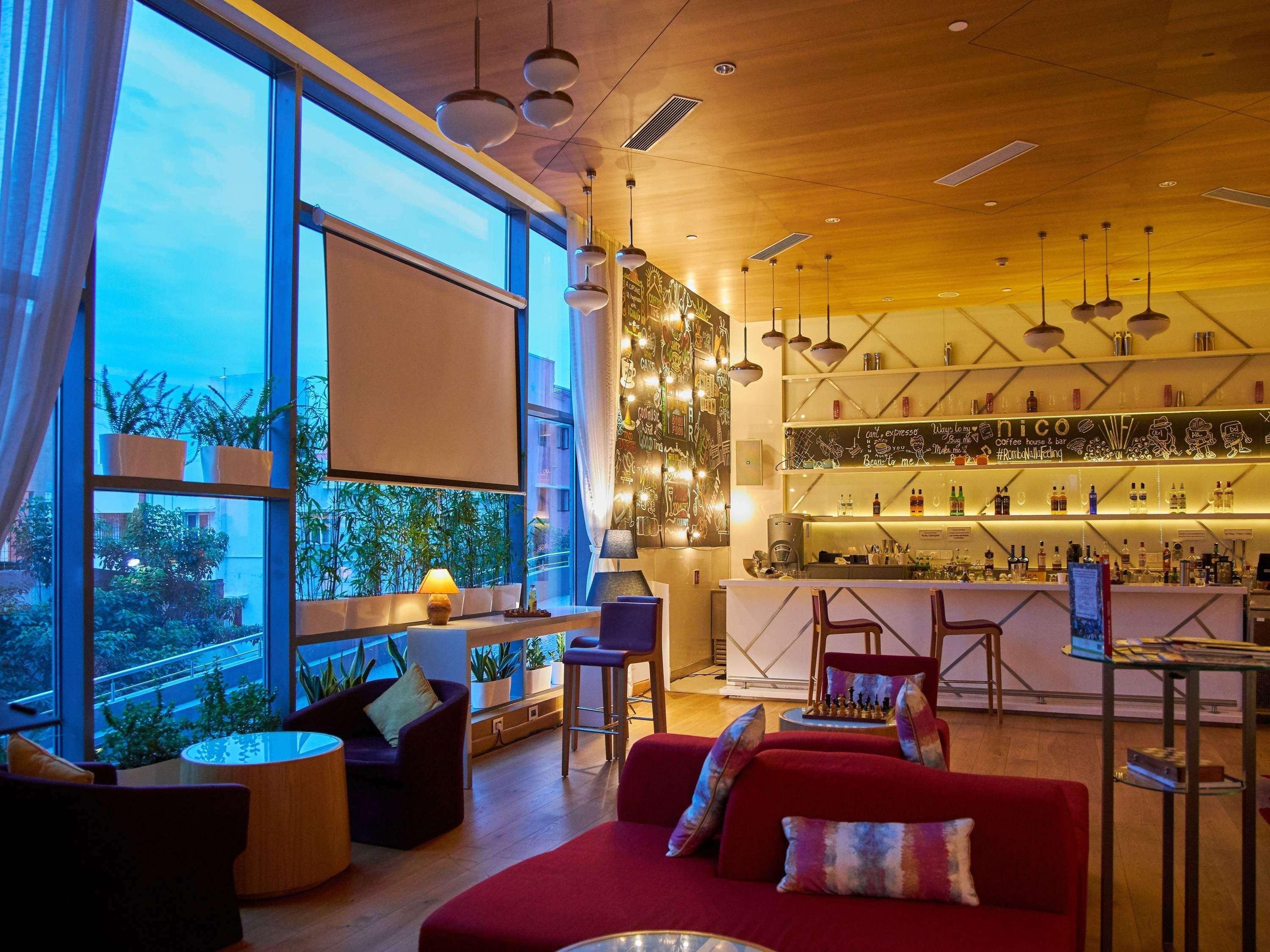 Novotel Chennai Sipcot Ngoại thất bức ảnh The bar at the 360° Sky Lounge