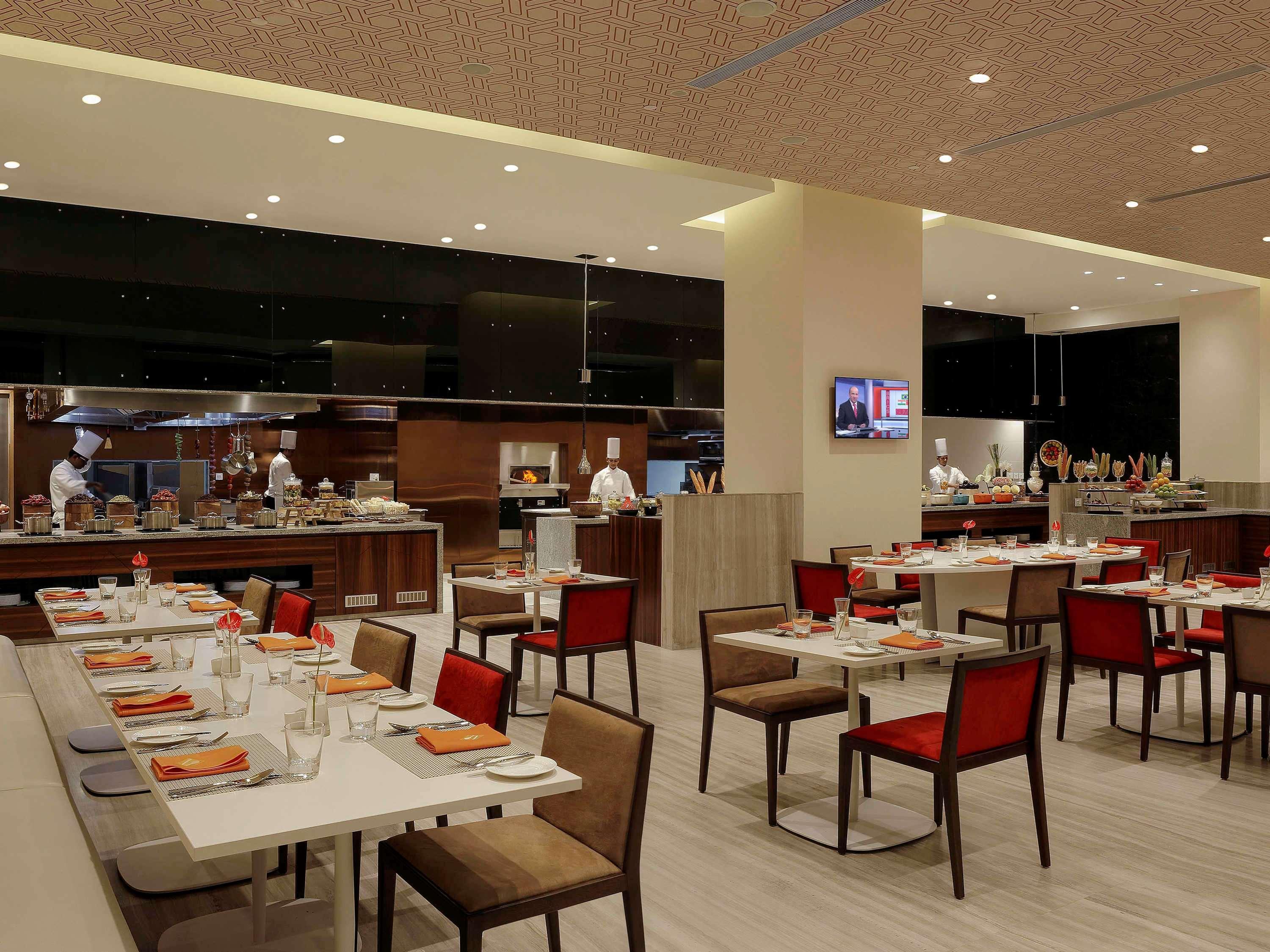 Novotel Chennai Sipcot Ngoại thất bức ảnh The restaurant