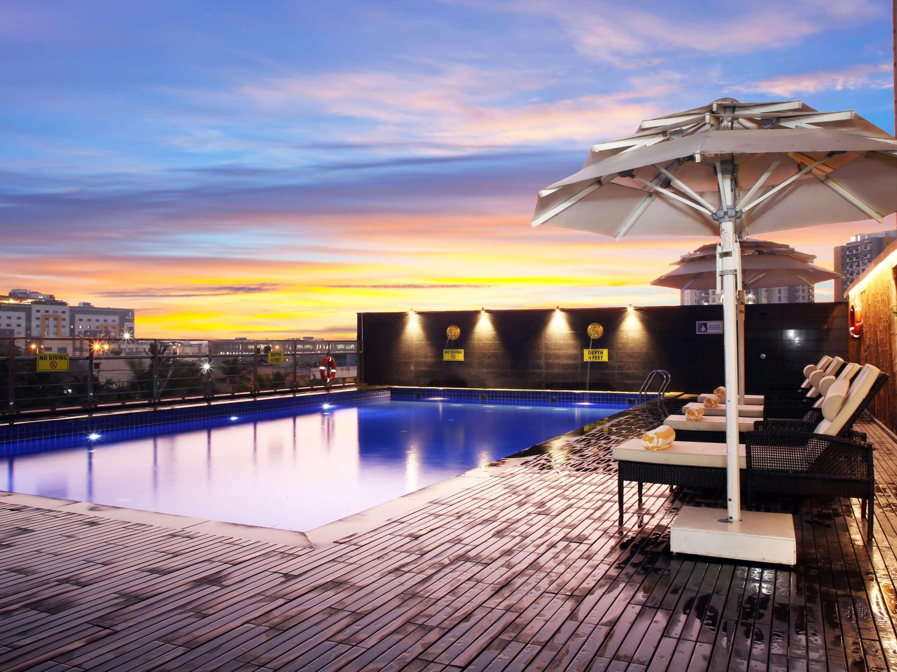 Novotel Chennai Sipcot Ngoại thất bức ảnh The swimming pool at the hotel