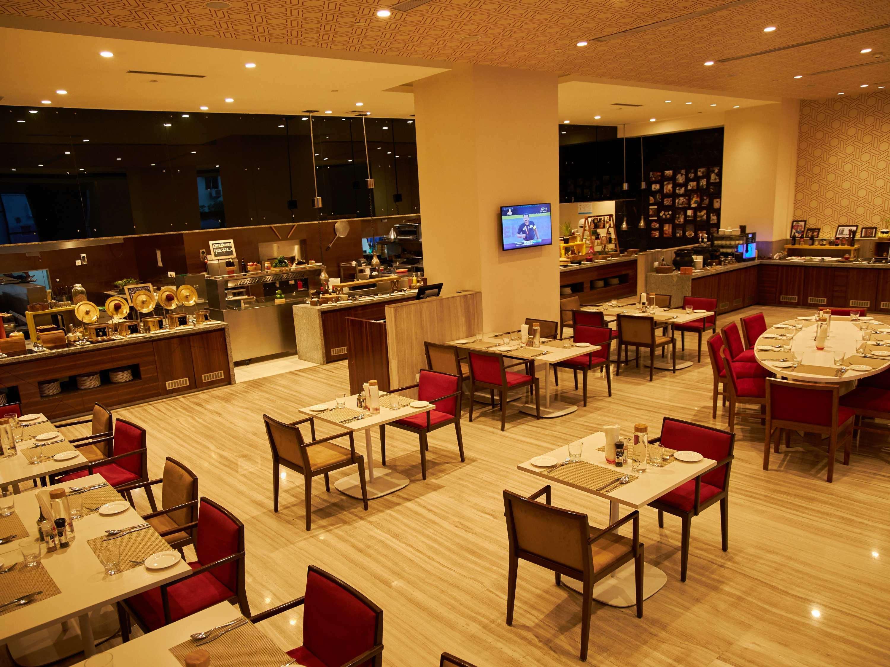 Novotel Chennai Sipcot Ngoại thất bức ảnh The restaurant at the hotel