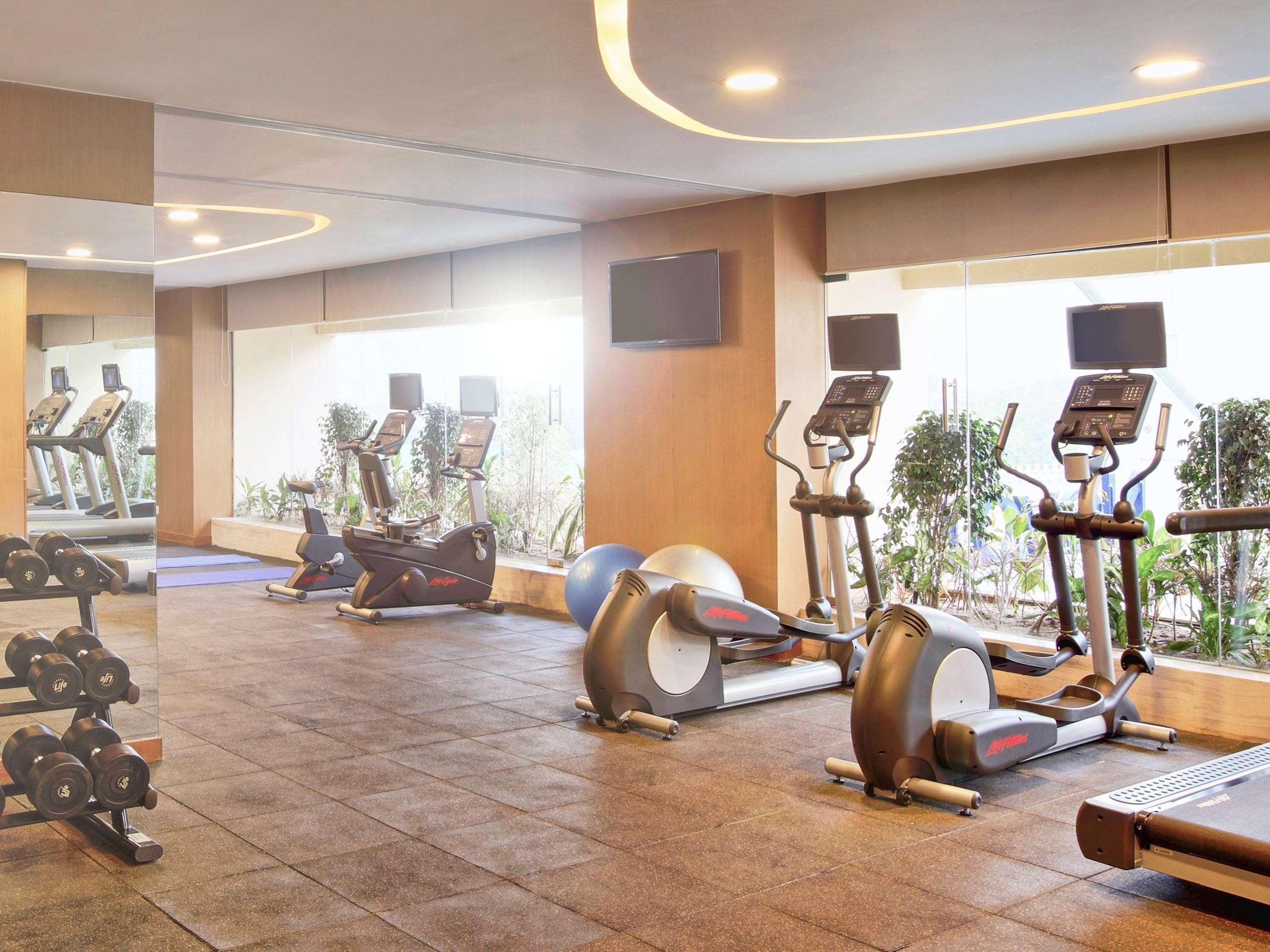 Novotel Chennai Sipcot Ngoại thất bức ảnh The gym at the hotel