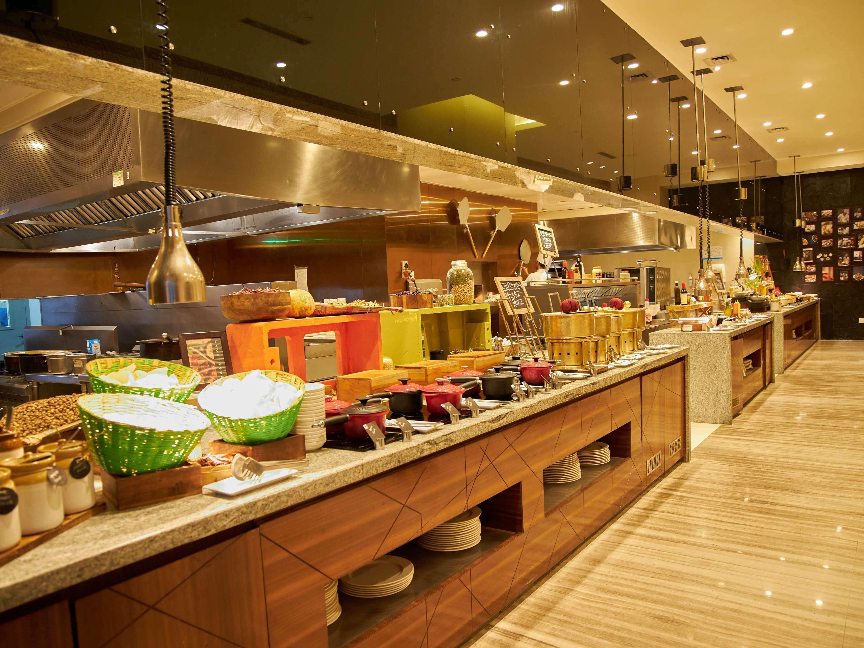 Novotel Chennai Sipcot Ngoại thất bức ảnh The buffet at the hotel