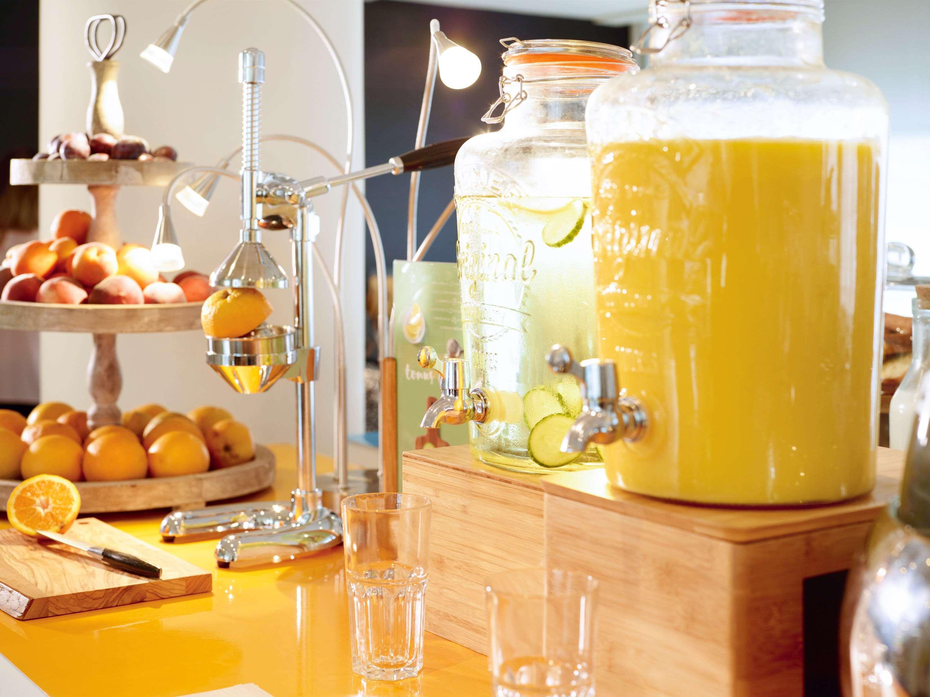 Novotel Chennai Sipcot Ngoại thất bức ảnh A juice dispenser