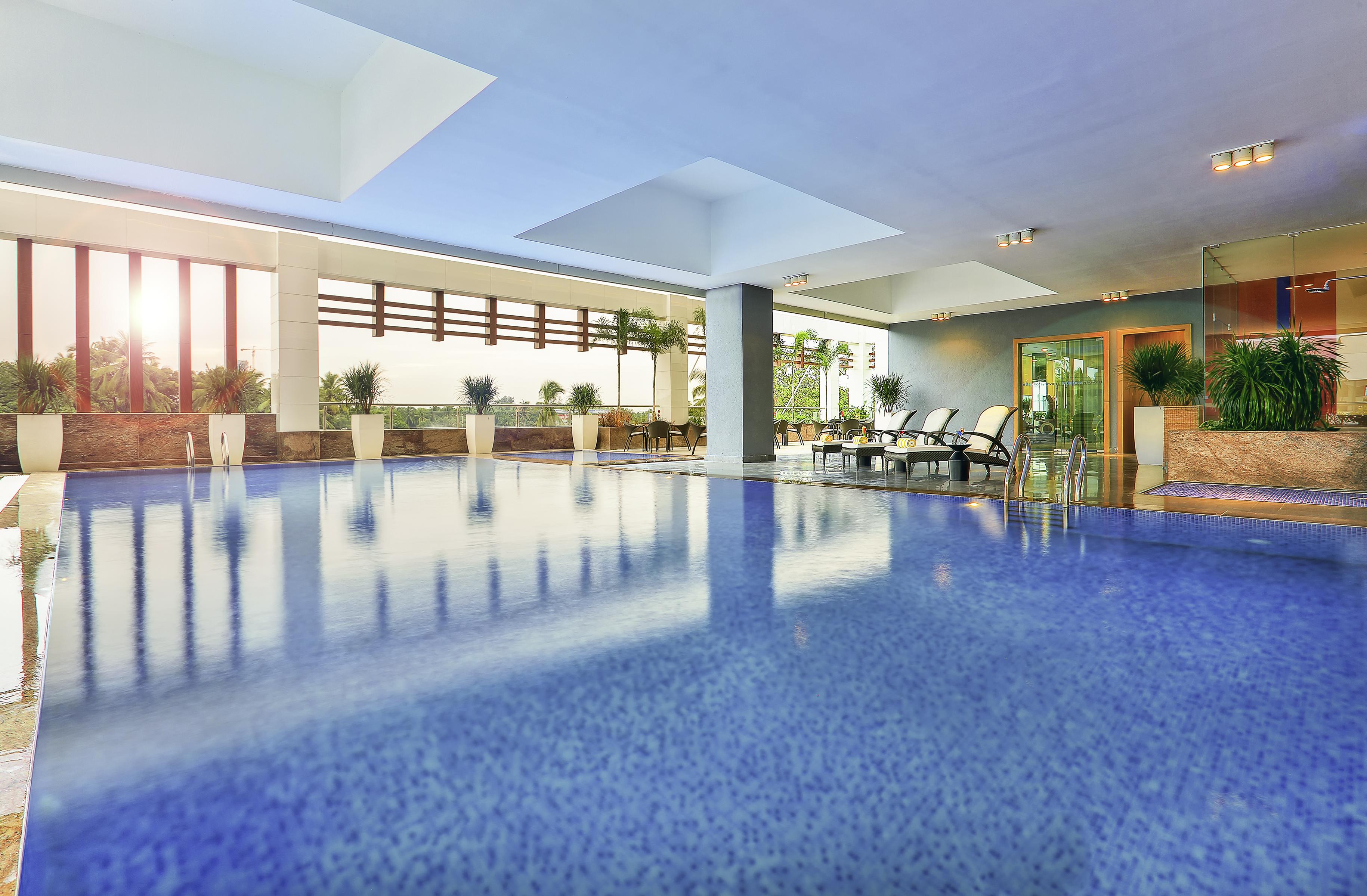 Novotel Chennai Sipcot Ngoại thất bức ảnh The swimming pool at the hotel