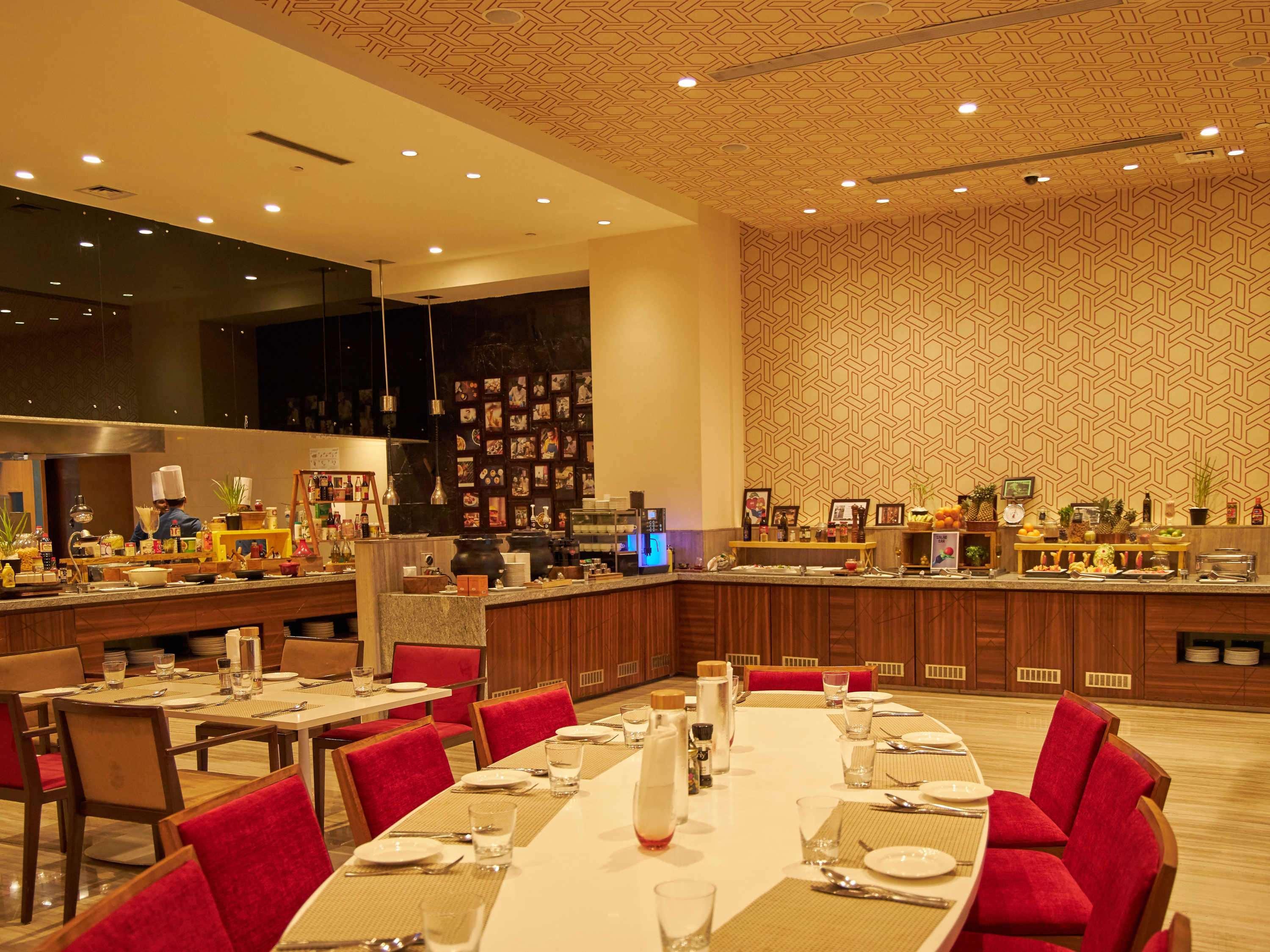 Novotel Chennai Sipcot Ngoại thất bức ảnh The buffet at the hotel