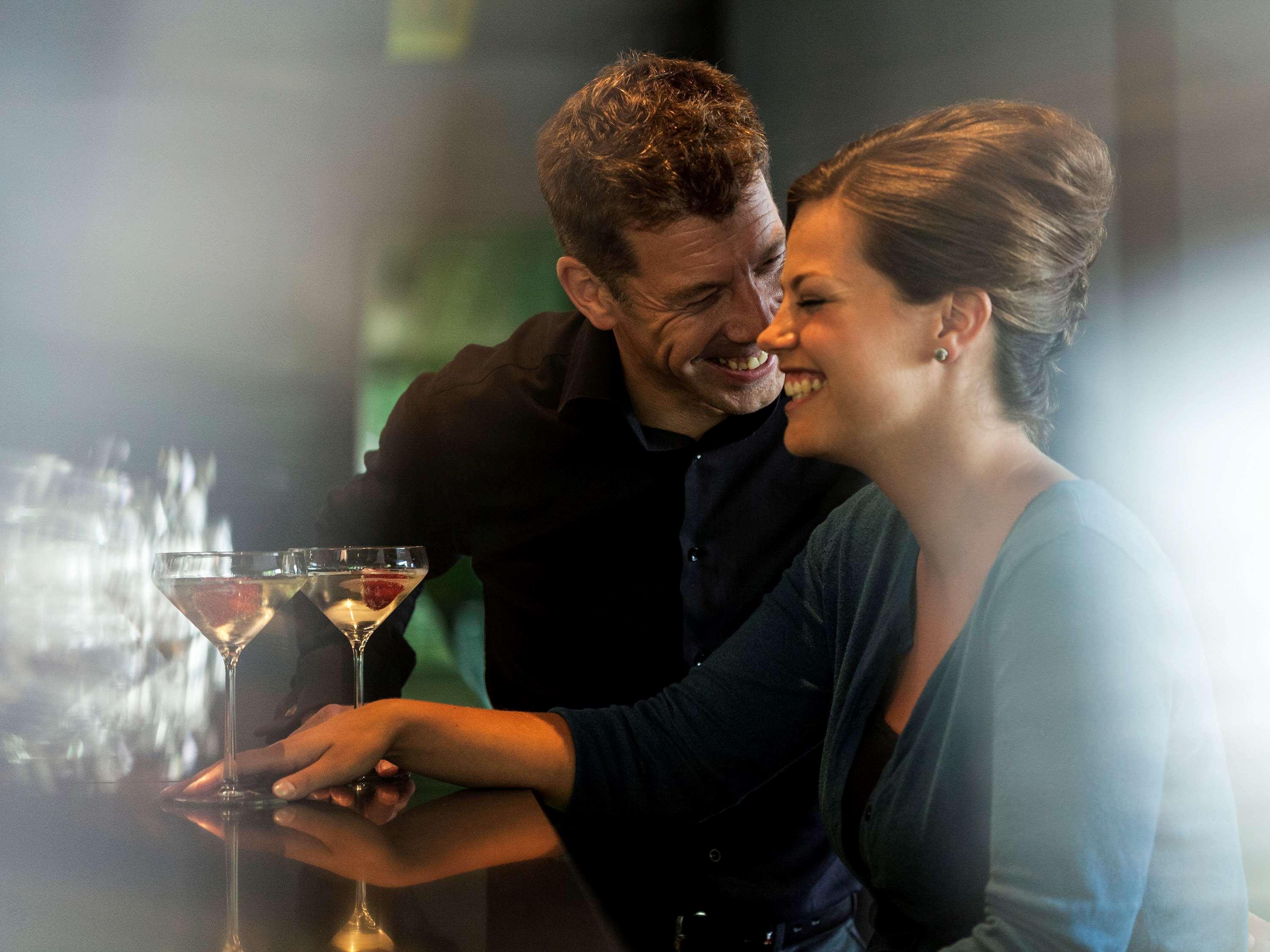 Novotel Chennai Sipcot Ngoại thất bức ảnh A couple flirting