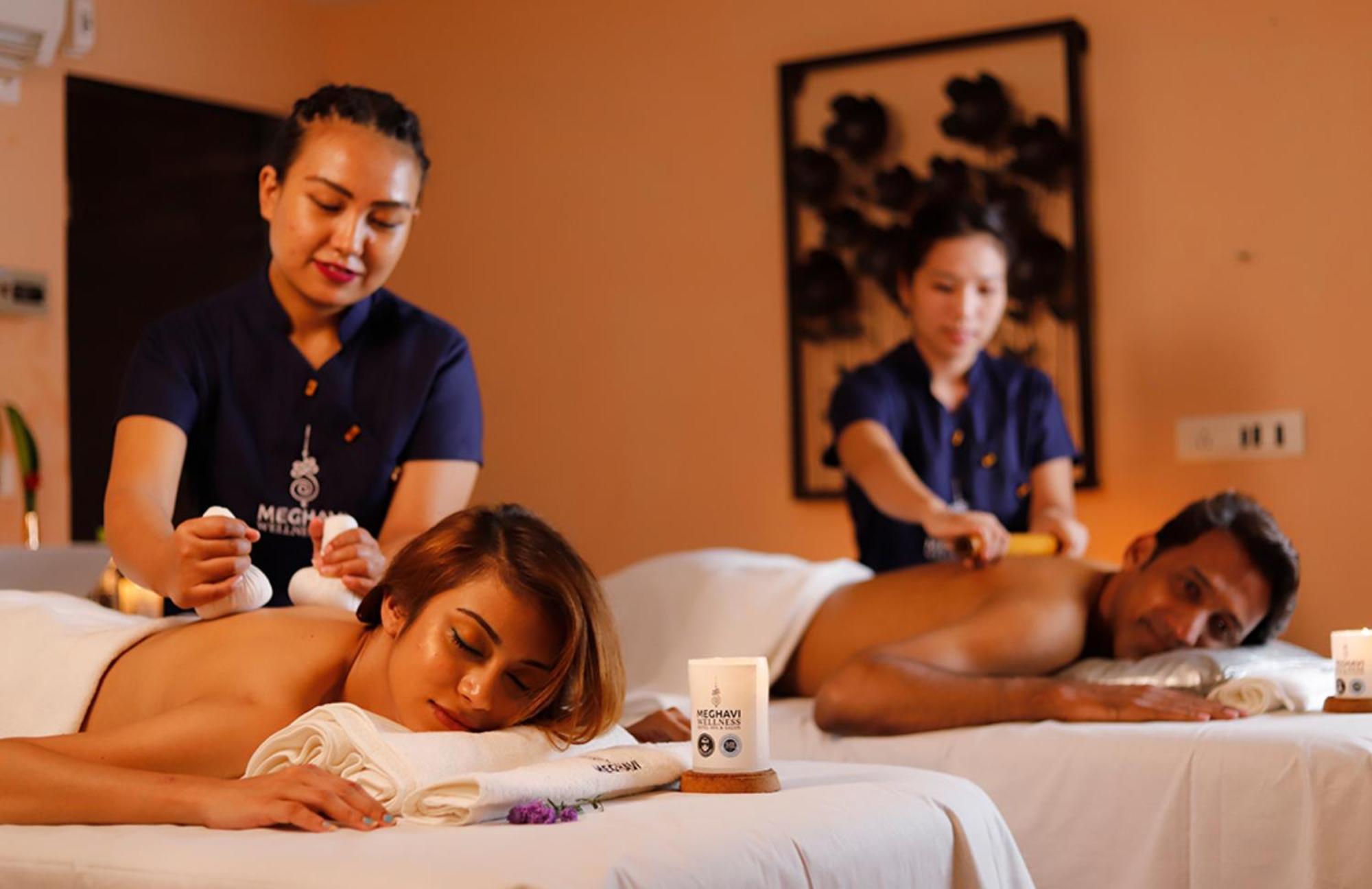 Novotel Chennai Sipcot Ngoại thất bức ảnh Ayurvedic massage at a spa in India