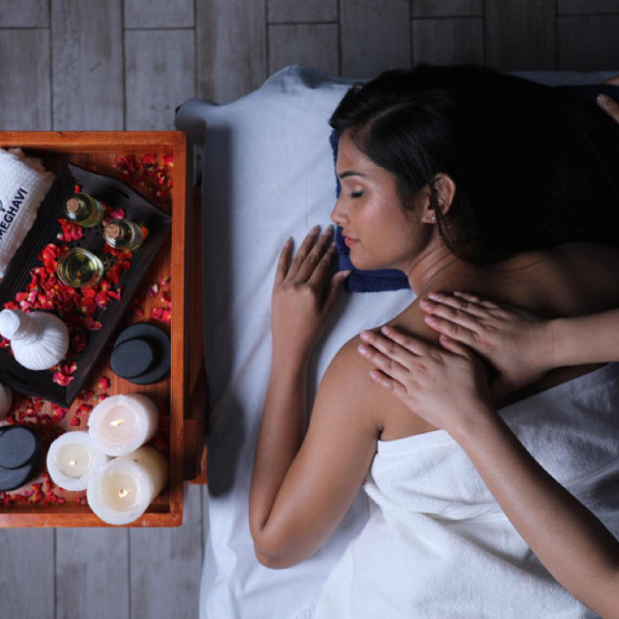Novotel Chennai Sipcot Ngoại thất bức ảnh A woman receiving a massage