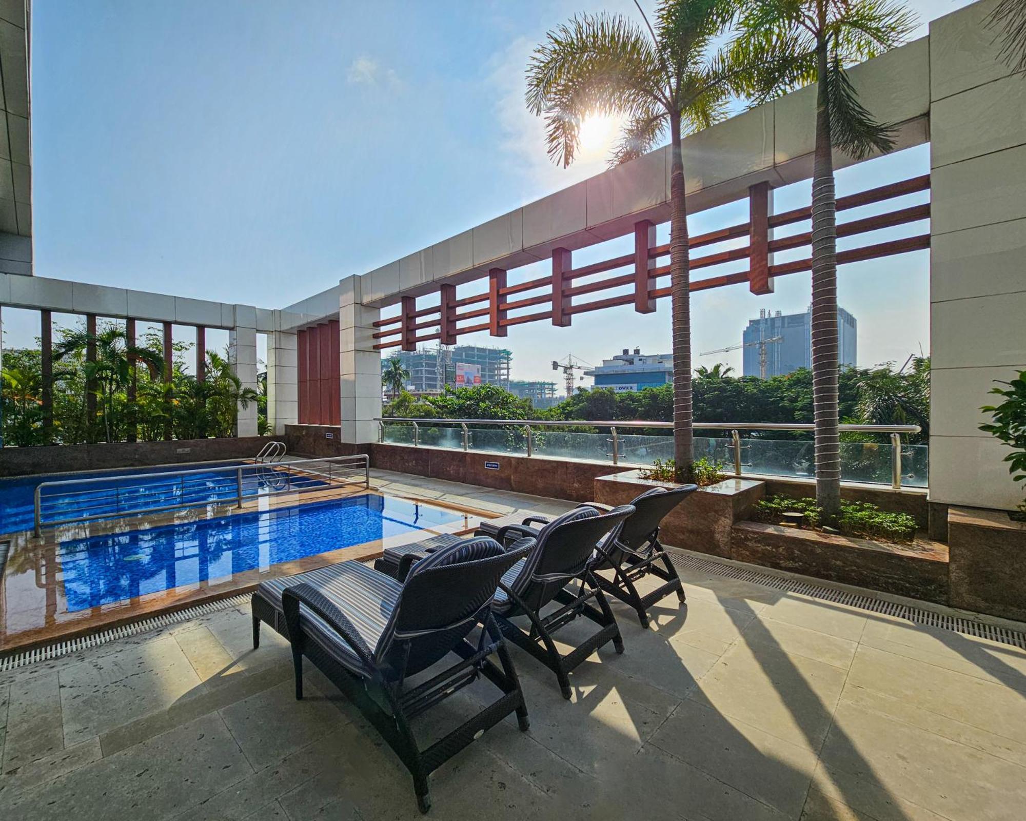 Novotel Chennai Sipcot Ngoại thất bức ảnh Rooftop pool