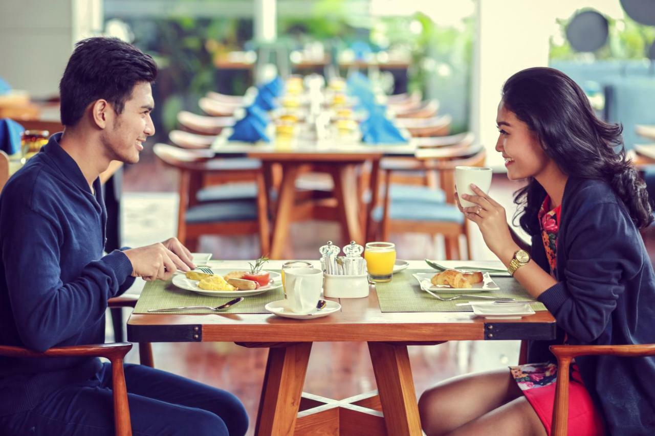 Novotel Chennai Sipcot Ngoại thất bức ảnh A couple eating breakfast