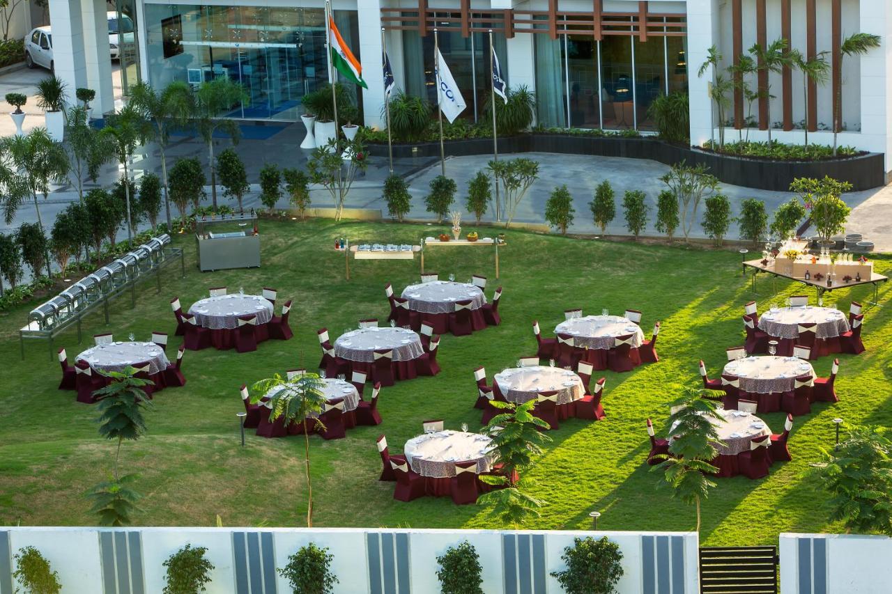 Novotel Chennai Sipcot Ngoại thất bức ảnh The lawn at the hotel