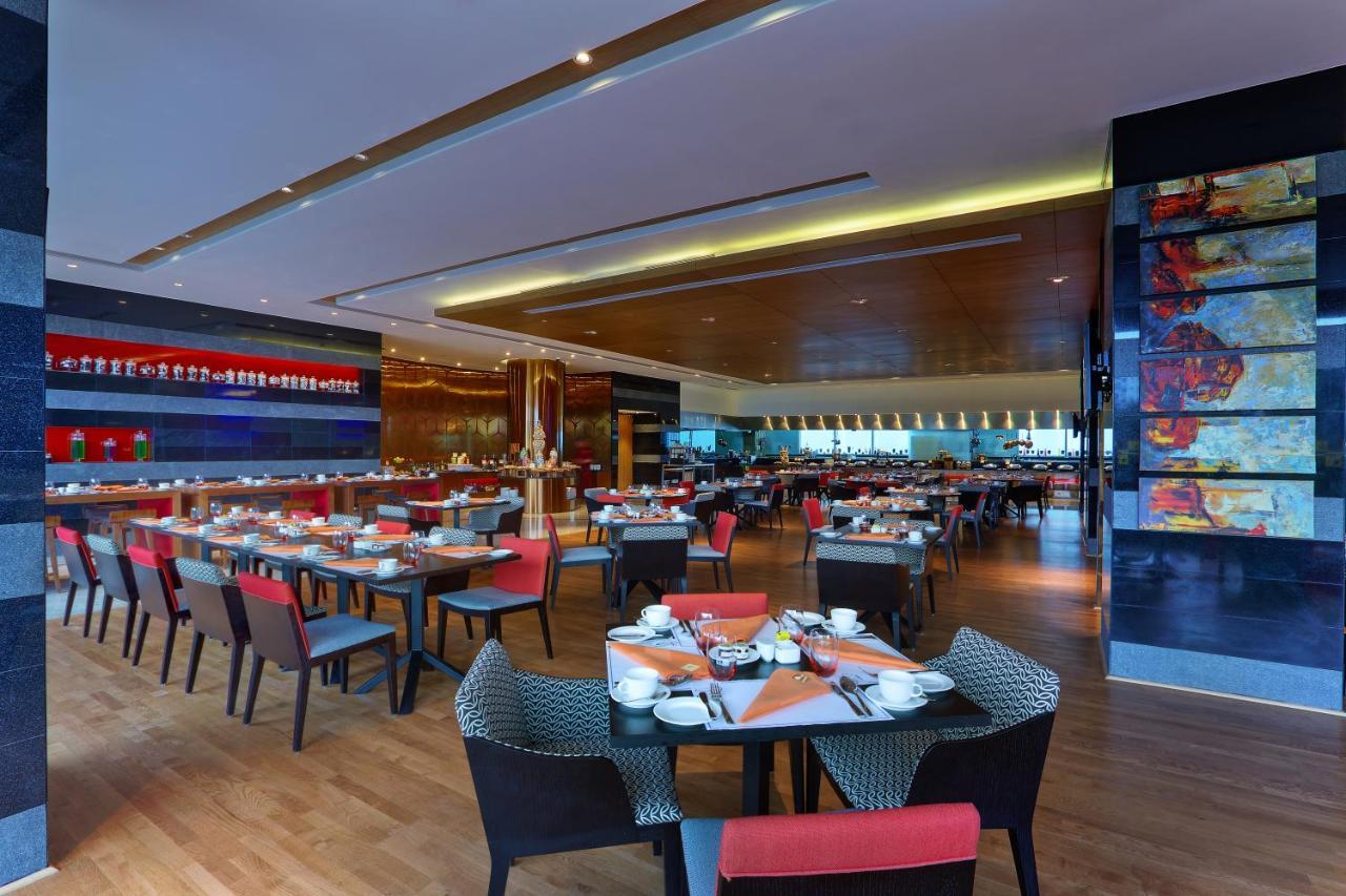 Novotel Chennai Sipcot Ngoại thất bức ảnh The interior of the restaurant