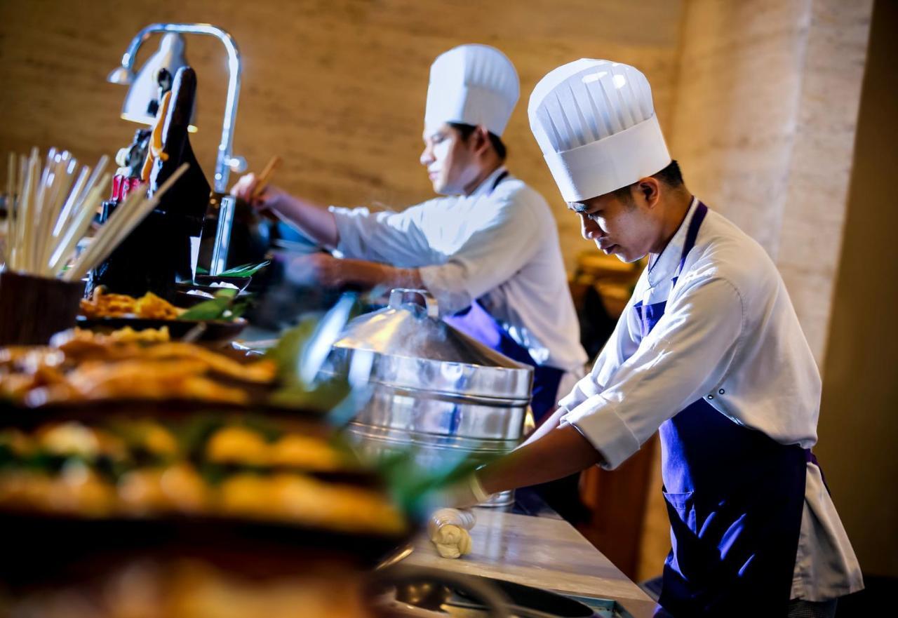 Novotel Chennai Sipcot Ngoại thất bức ảnh A chef at work
