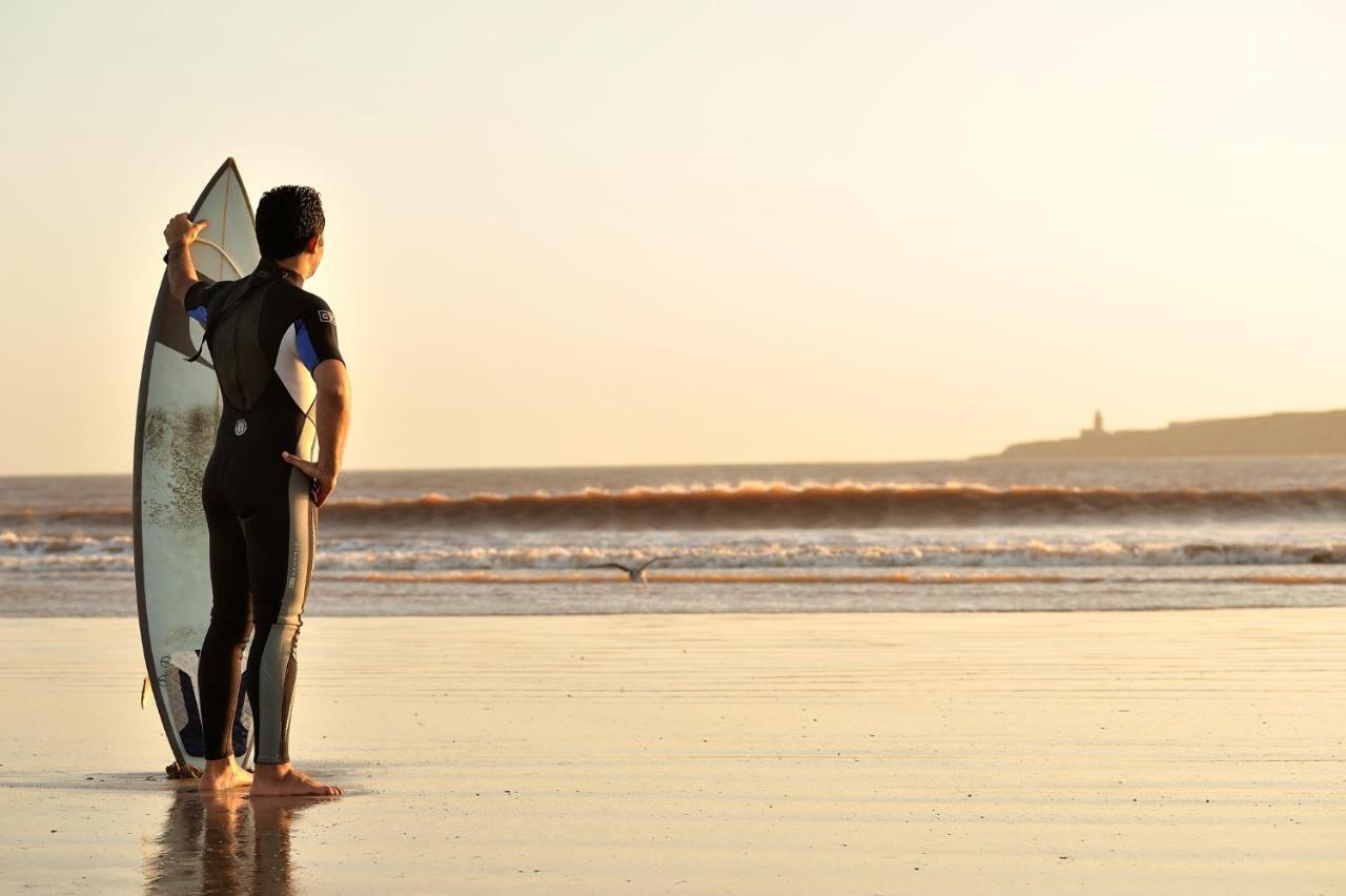 Novotel Chennai Sipcot Ngoại thất bức ảnh Surfer at the beach