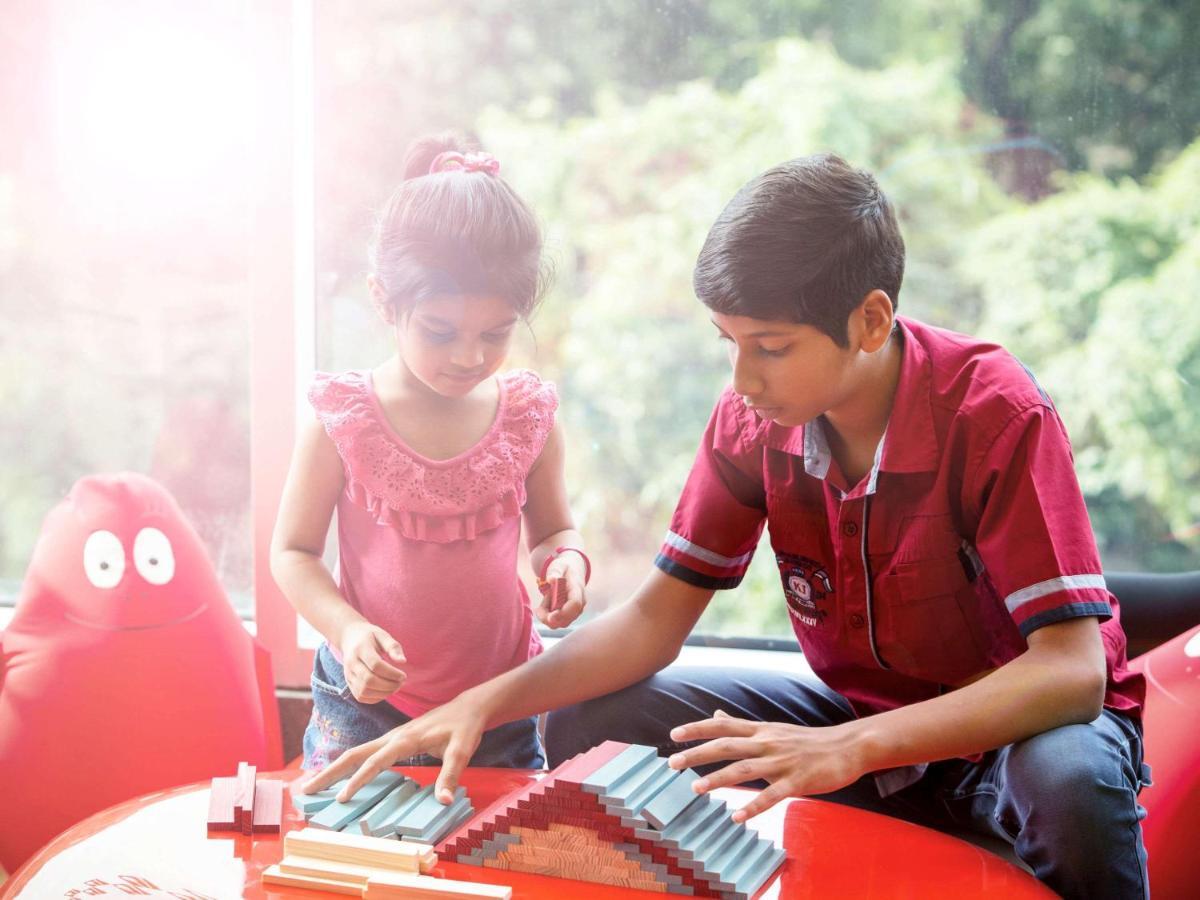 Novotel Chennai Sipcot Ngoại thất bức ảnh Children playing with the piano