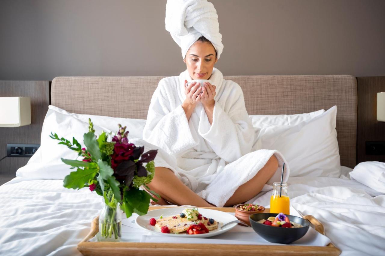 Novotel Chennai Sipcot Ngoại thất bức ảnh A woman in a bathrobe